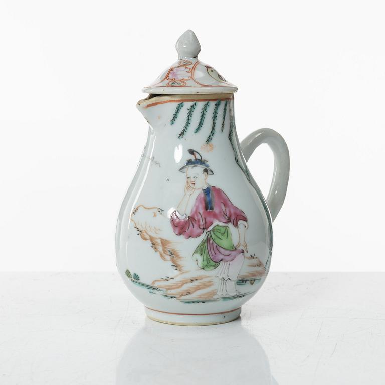 A group of three Chinese famille rose porcelain ewers and two dishes, Qing dynasty, Qianlong (1736-95).