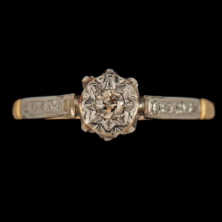 RING, 18k guld samt platina med briljantslipad diamant, 1900-tal. Vikt 2 g.