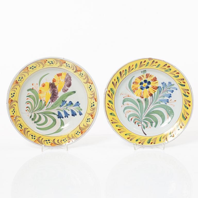 A pair of Kellinghusen faience plates, Danmark, omkring år 1800.