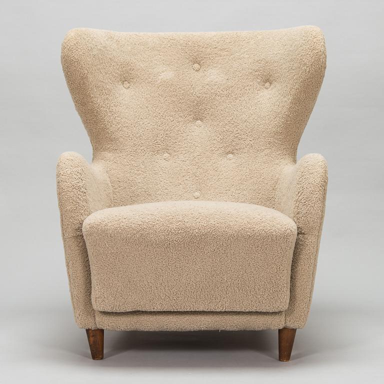 A mid-20th Century arm chair.
