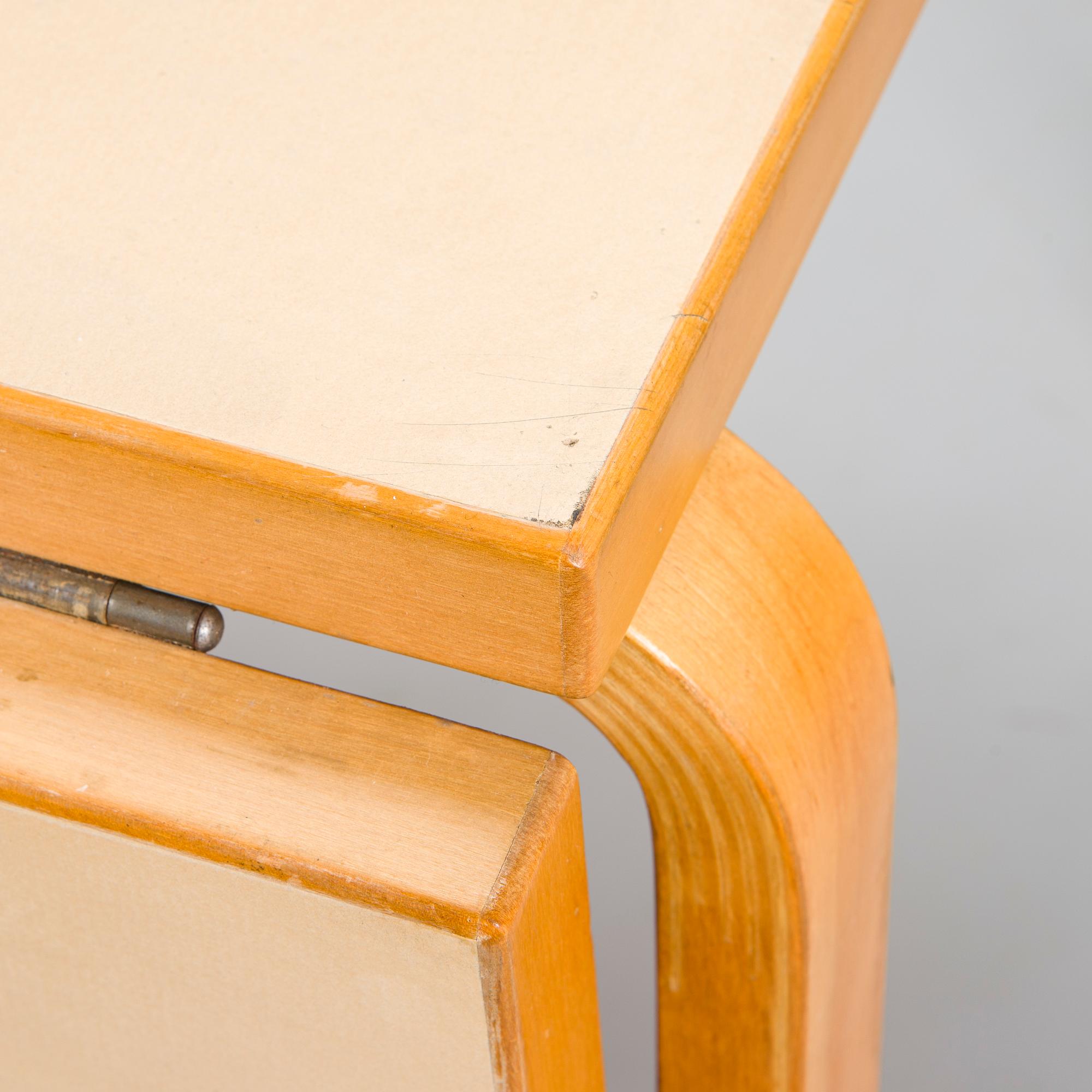 Alvar Aalto,  A mid-20th century drop leaf table. Artek Finland.
