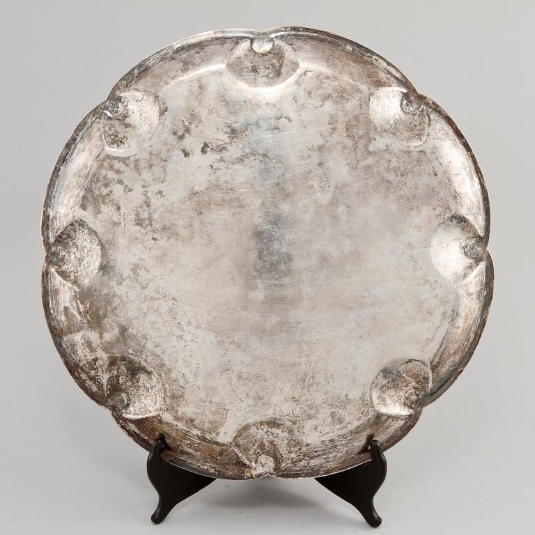 BRICKA, låghaltigt silver, berlin, Tyskland,  1800-talets andra hälft. Vikt 900 g.