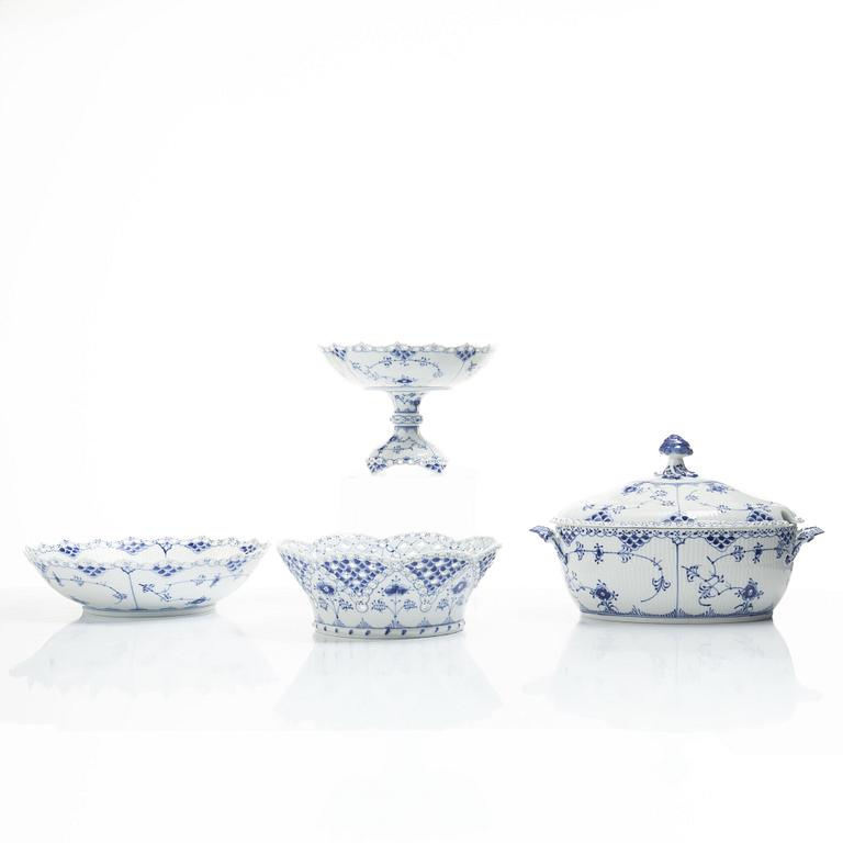 Royal Copenhagen, Serveringsskålar, tre stycken samt terrin, porslin, "Musselmalet helblond" (Blue fluted full lace), 1968-73.