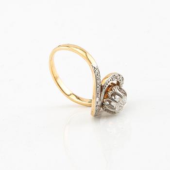 Ring in 18K gold with old-cut and rose-cut diamonds, France, first half of the 20th century.