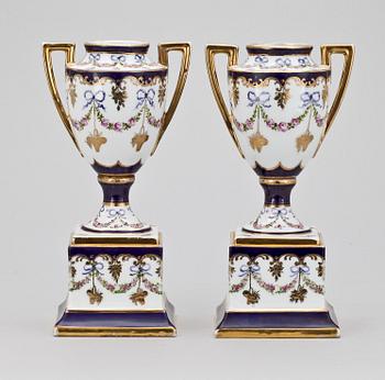URNOR, ett par, porslin, Wien, tidigt 1900-tal.