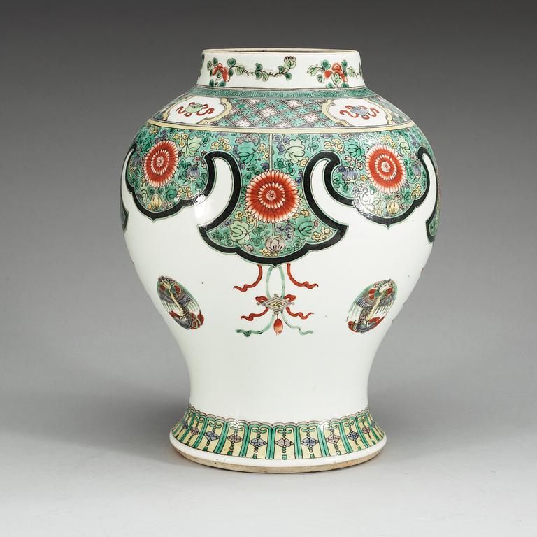 A famille verte jar, Qing dynasty, 19th Century.