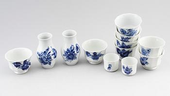 SAMLING SERVISDELAR, 12 delar, porslin, "Blå Blomst", Royal Copenhagen.