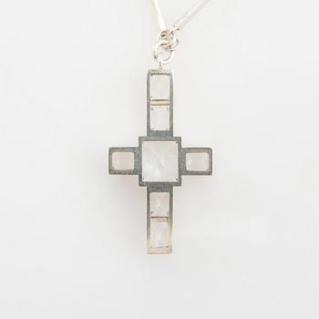 Wiwen Nilsson, Collier av silver och fasetterade bergkristaller i form av ett kors, Lund 1937.