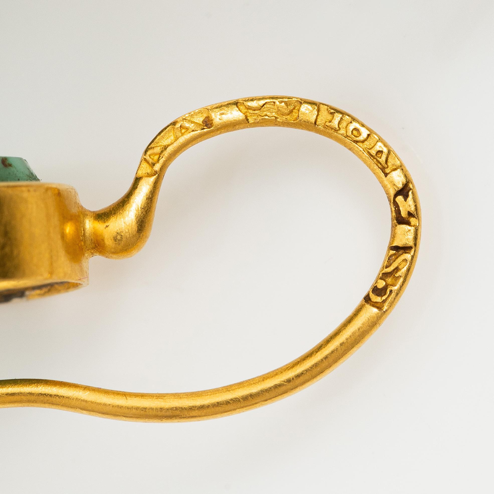 En brosch och ett par örhängen 18K guld med mikromosaiker. Alfred Ambrosius, Stockholm 1871 och 1872.
