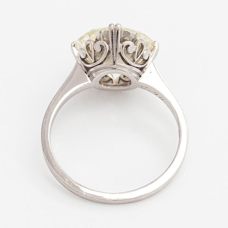 Sormus, platinaa ja briljanttihiottu timantti.