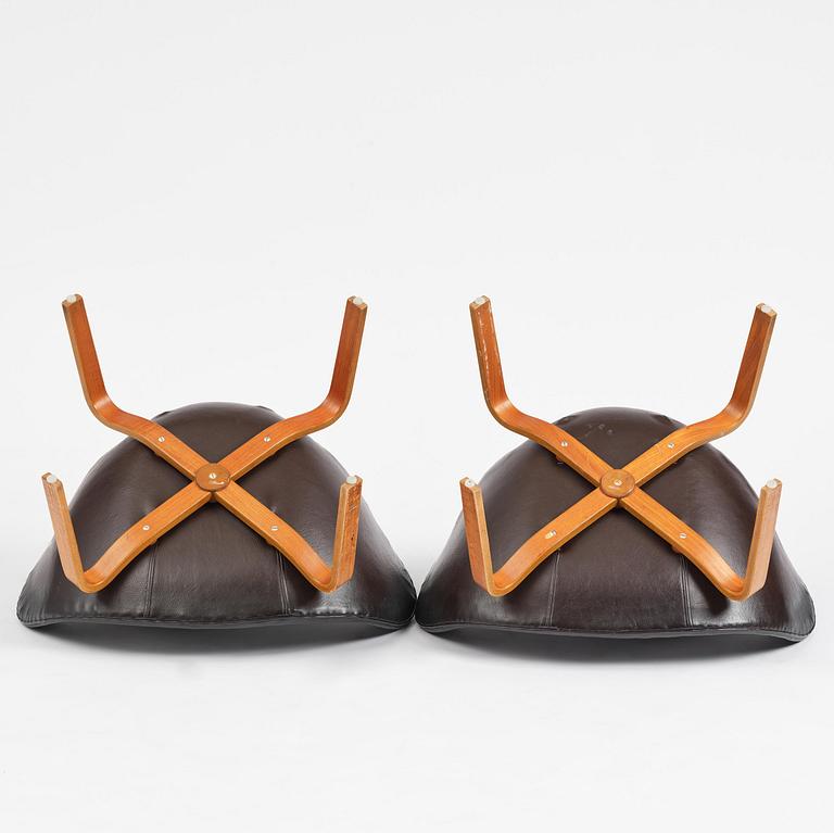 Arne Jacobsen, a pair of "Swan" armchairs, Fritz Hansen, Denmark, 1960s.