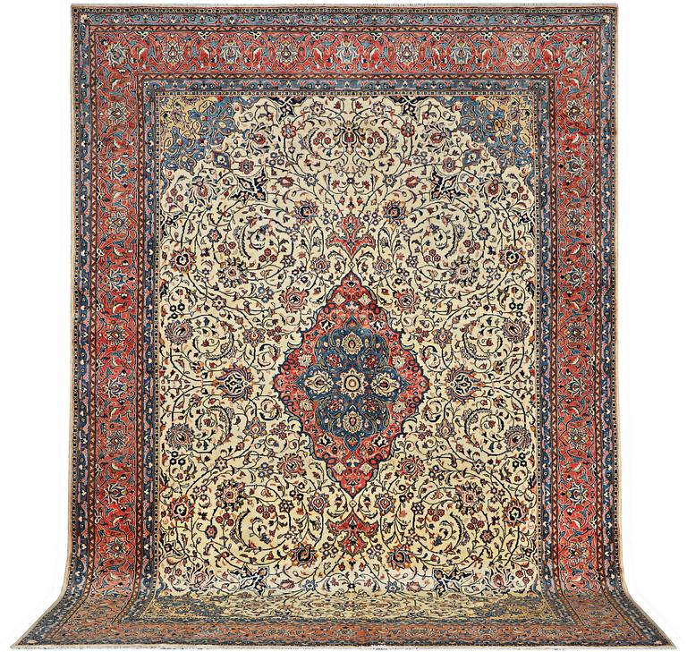 A Sarouk carpet, c. 400 x 284 cm.