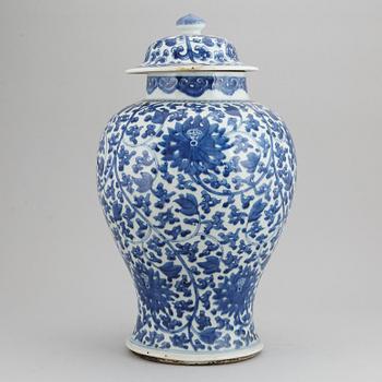 A blue and white jar with cover, Qing dynasty, 18th Century.