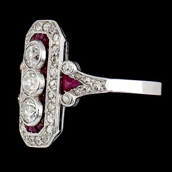 RING, 18K vitguld, art déco, diamanter och rubiner. Vikt ca 5 g.