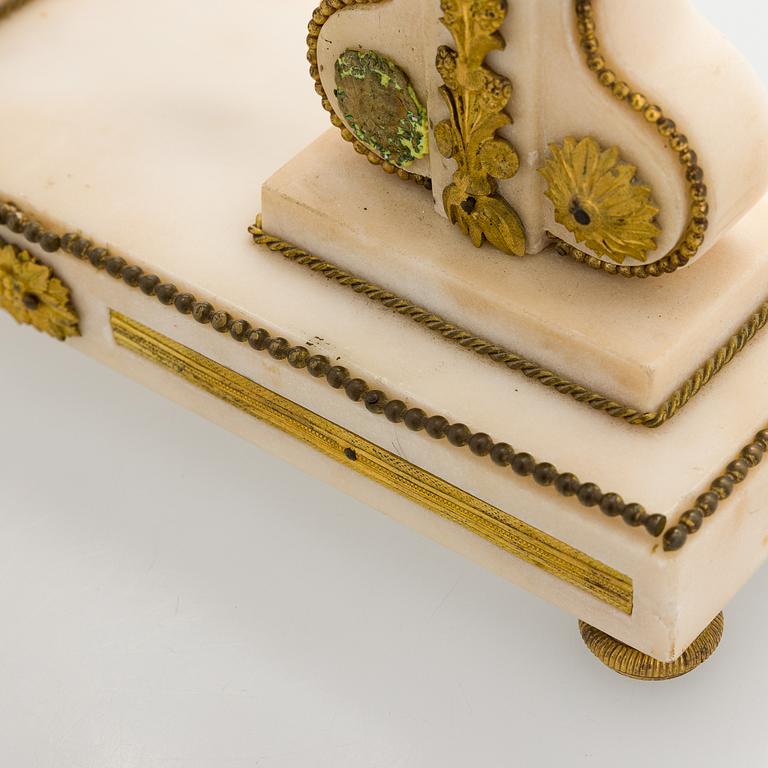 Mantle clock, marble, gilt metal, Aubert L´ne, Paris.