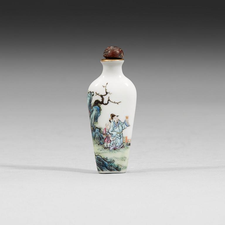 A famille rose snuff bottle, Qing dynasty (1644-1912) with seal mark.