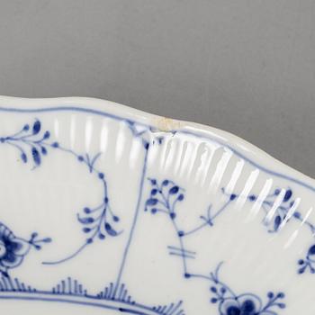 Royal copenhagen, servisdelar, 9 st, porslin, "Musselmalet" riflet, Danmark, delvis 1898-1923.