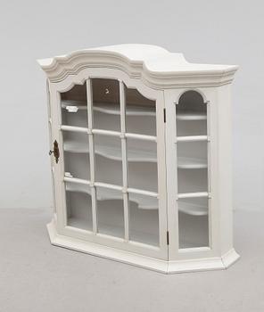 VÄGGVITRINSKÅP, Åmells, 1900-talets andra hälft.