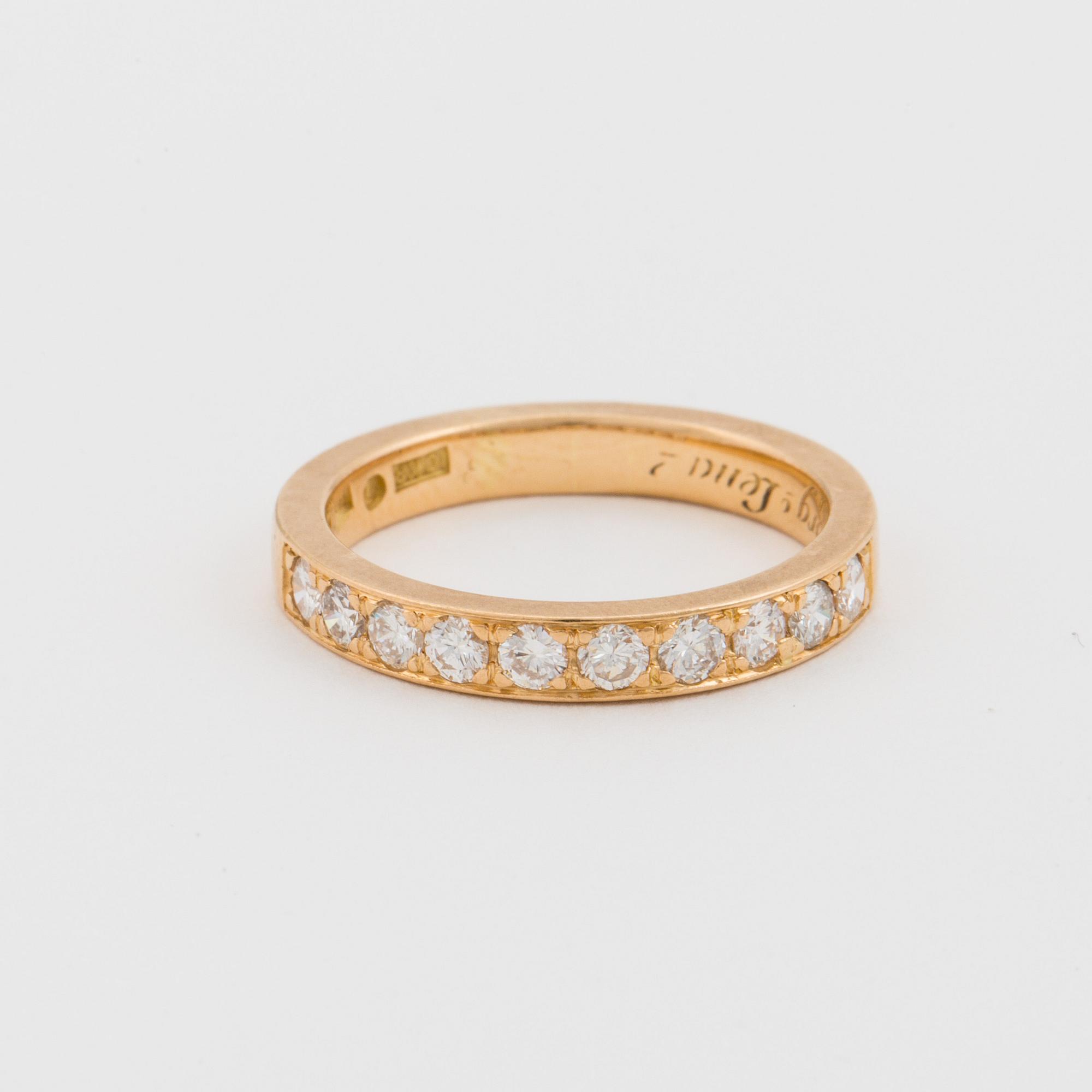 HALVALLIANSRING med briljantslipade diamanter.