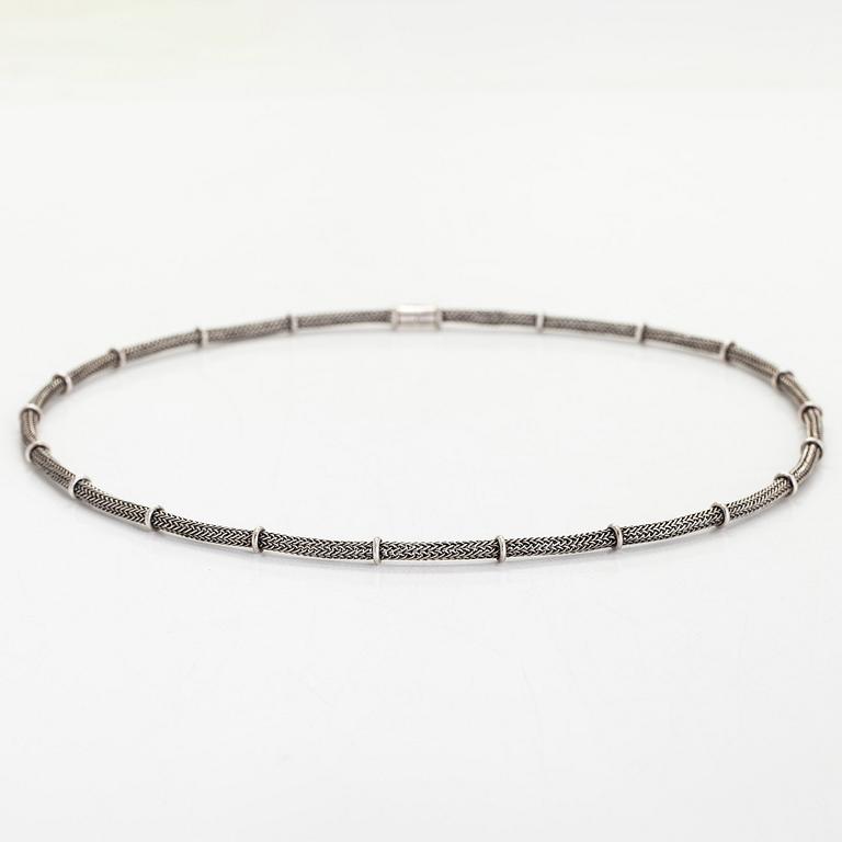 Saara Hopea, kaulakoru, hopeaa. Ossian Hopea, Porvoo 1989.