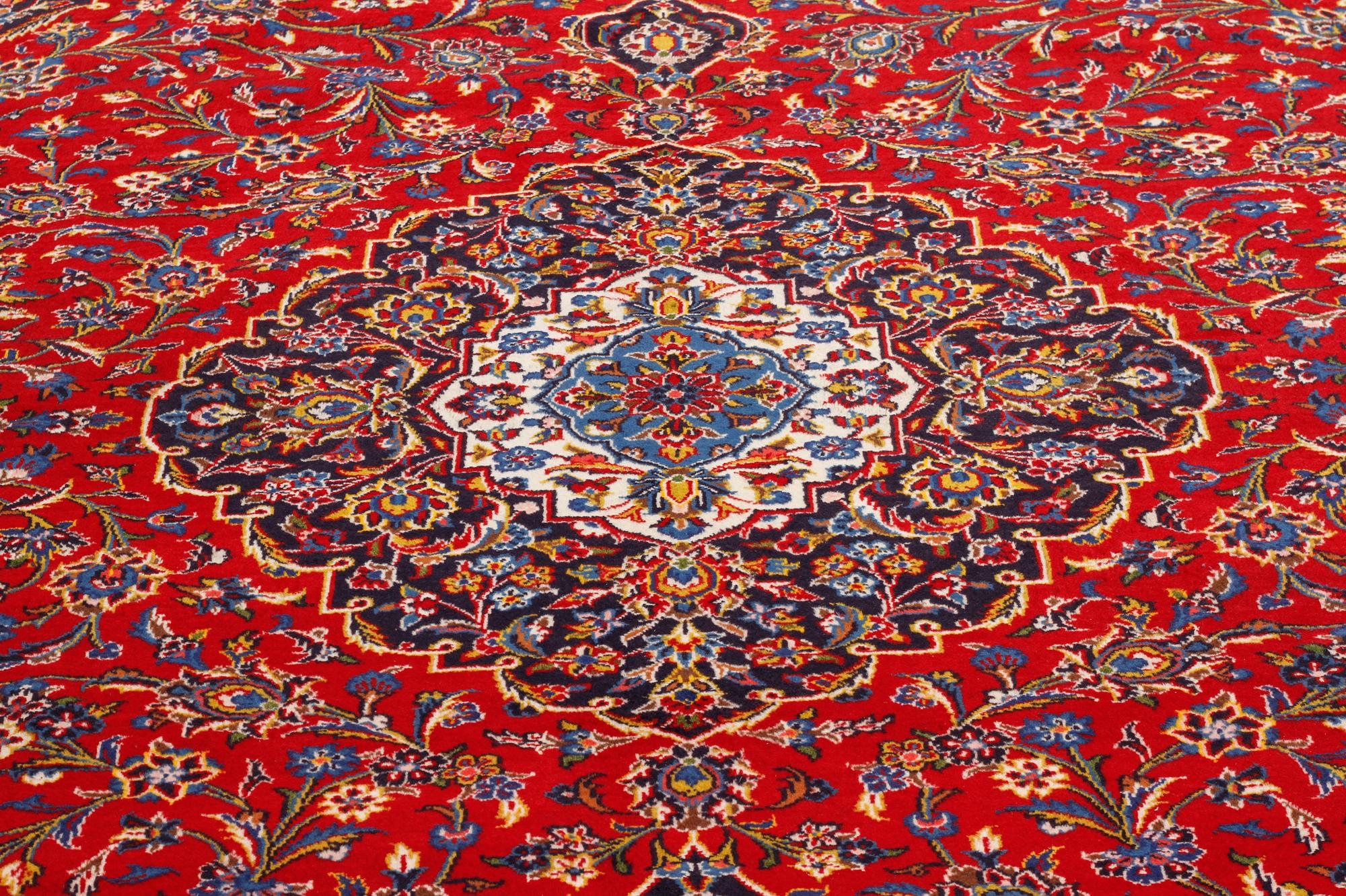 A KESHAN RUG, 401 x 300 cm.