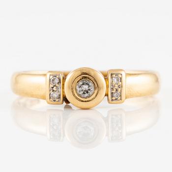 Ring, 18K gold with brilliant-cut diamonds.