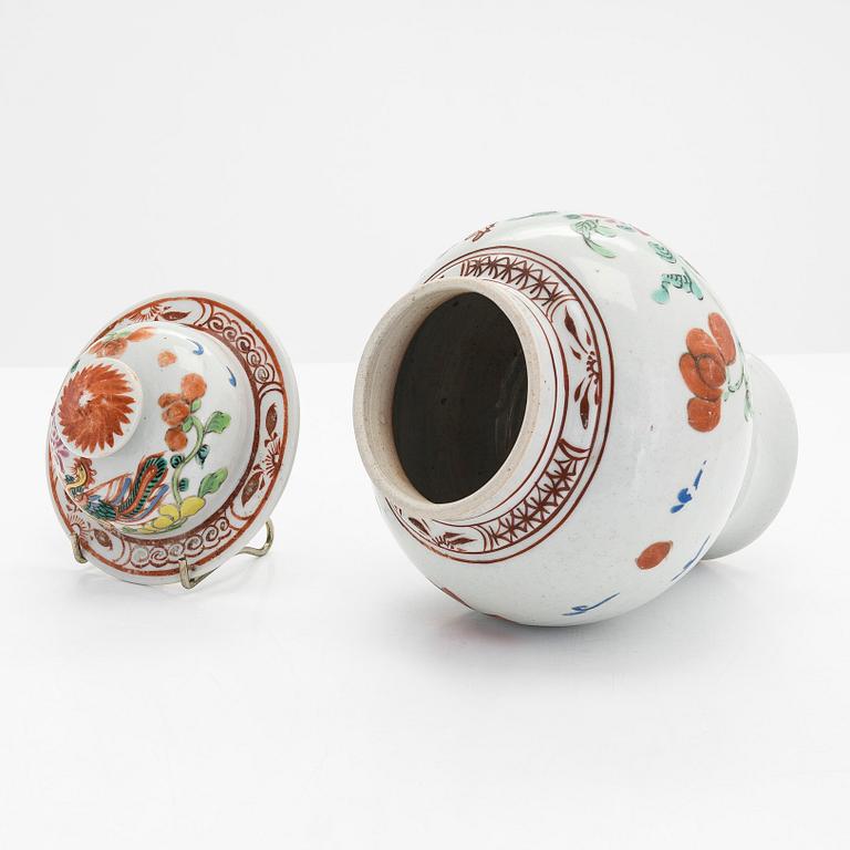 A lidded porcelain urn, China 18th century.