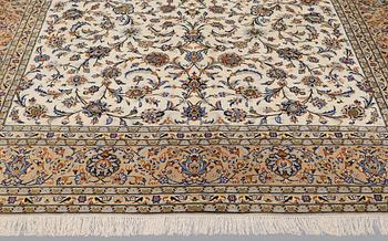 A carpet, Kashan, ca 400 x 289 cm.