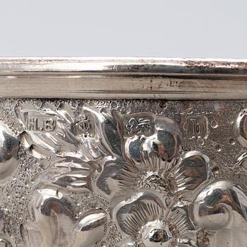 A BOWL, sterling silver, Henry Hutton Bourne, Birmingham 1901. Weight 124 g.