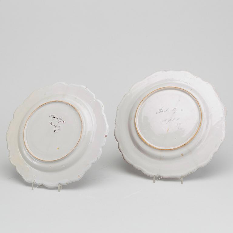 A PAIR OF 18TH CENYURY SWEDISH RÖRSTRAND PLATES.