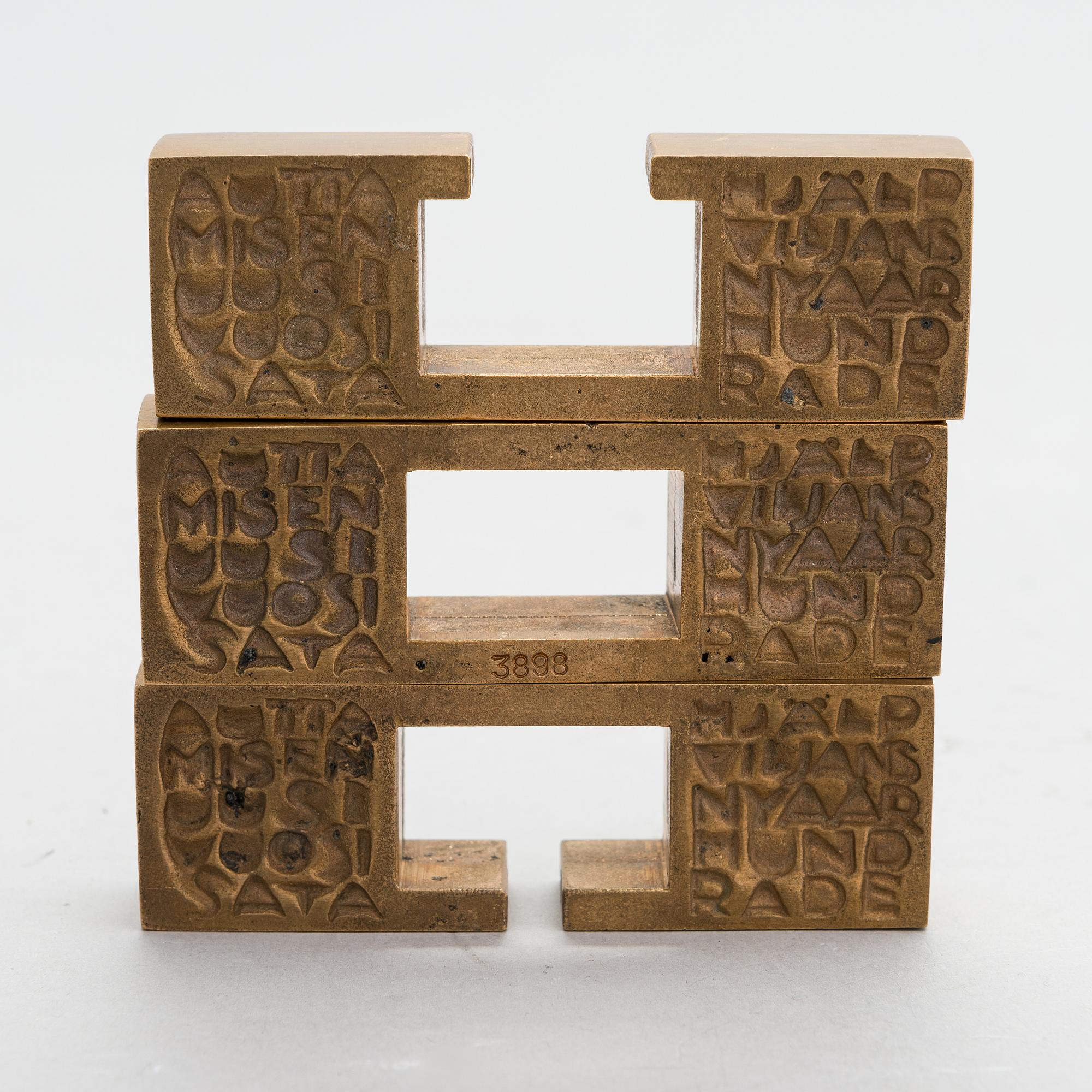 Laila Pullinen, sculpture/medal, bronze, signed LP, numbered 2291.