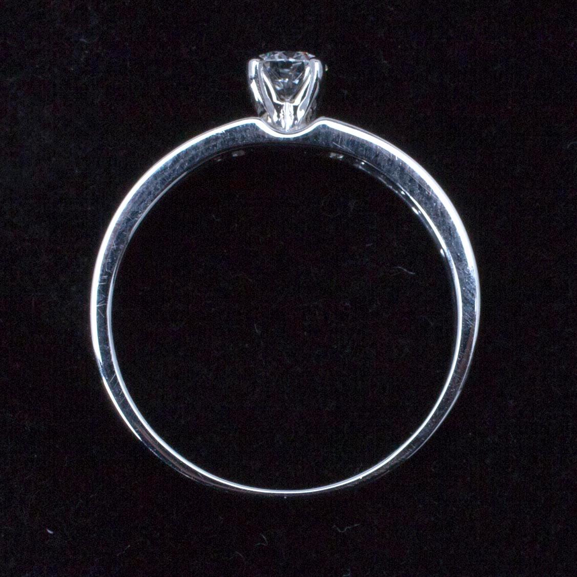 RING, 18K vitguld och briljantslipad diamant. Vikt 2,4 g.