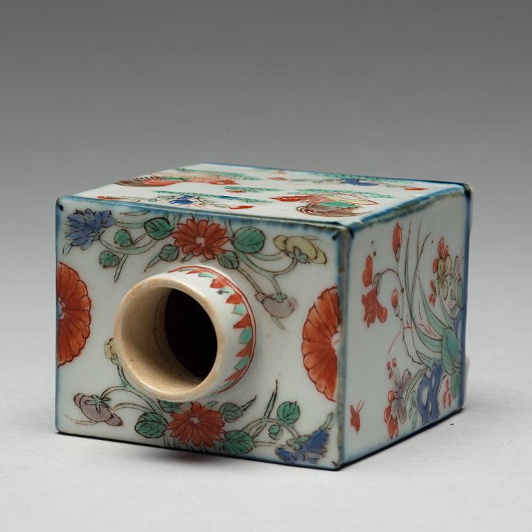 A famille verte porcelain tea caddy with cover, Qing dynasty, Kangxi (1662-1722).