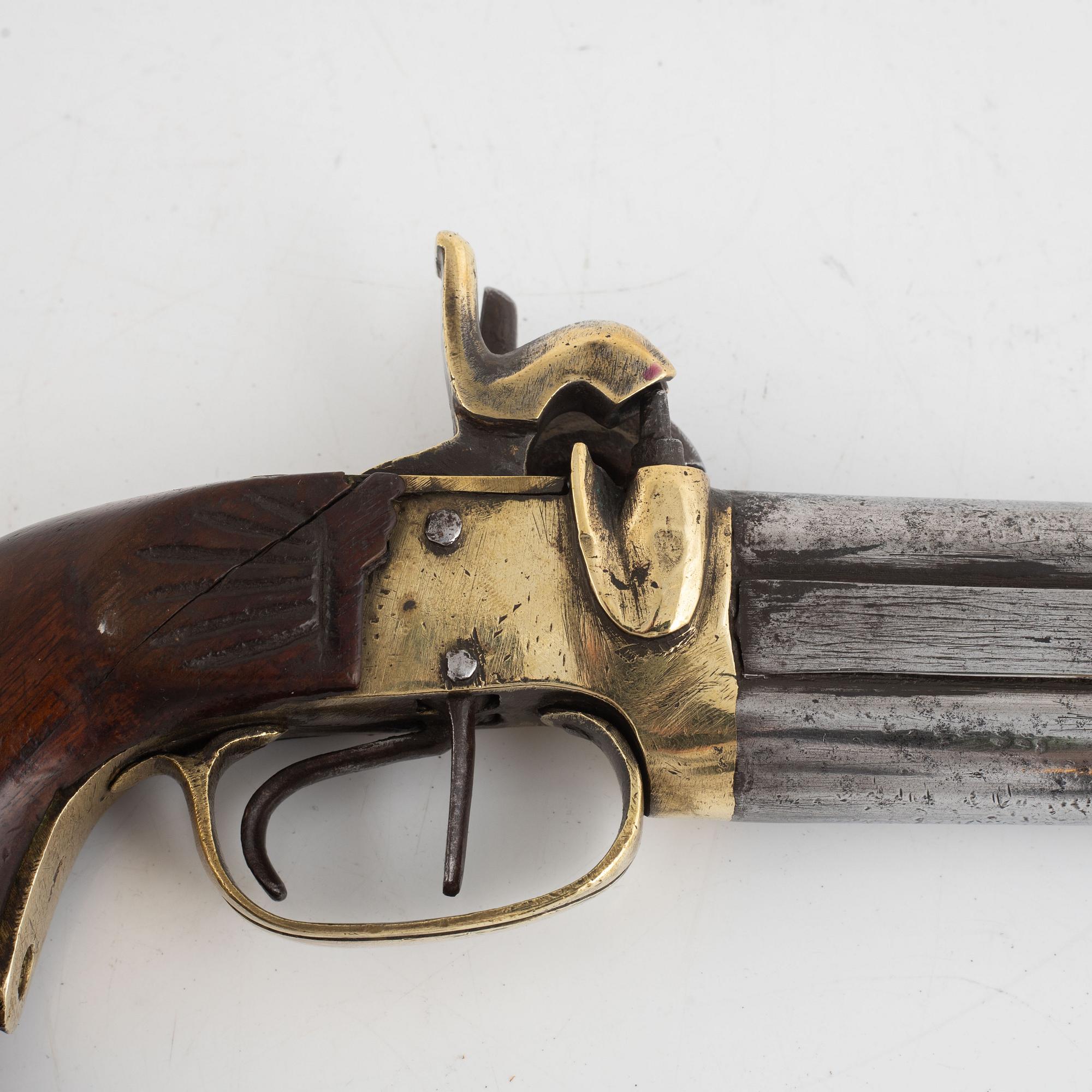 Flintlock pistol, 19th Century, and powder horn.