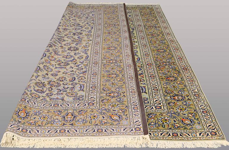 A CARPET, Kashan, signerd, ca 383 x 300 cm.