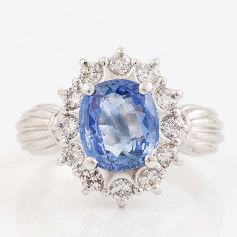 Ring platinum, with a sapphire and brilliant-cut diamonds.