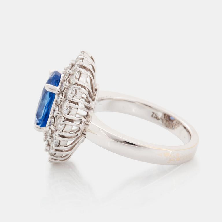Ring 18K vitguld med en oval fasettslipad safir och runda briljantslipade diamanter.