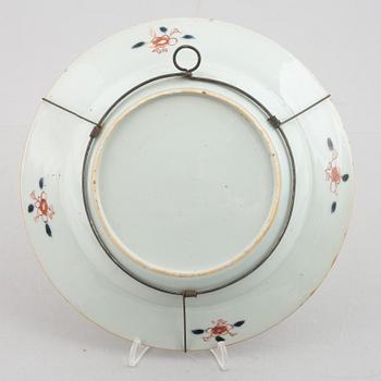An imari verte 'antiques' plate, Qing dynasty, early 18th century.
