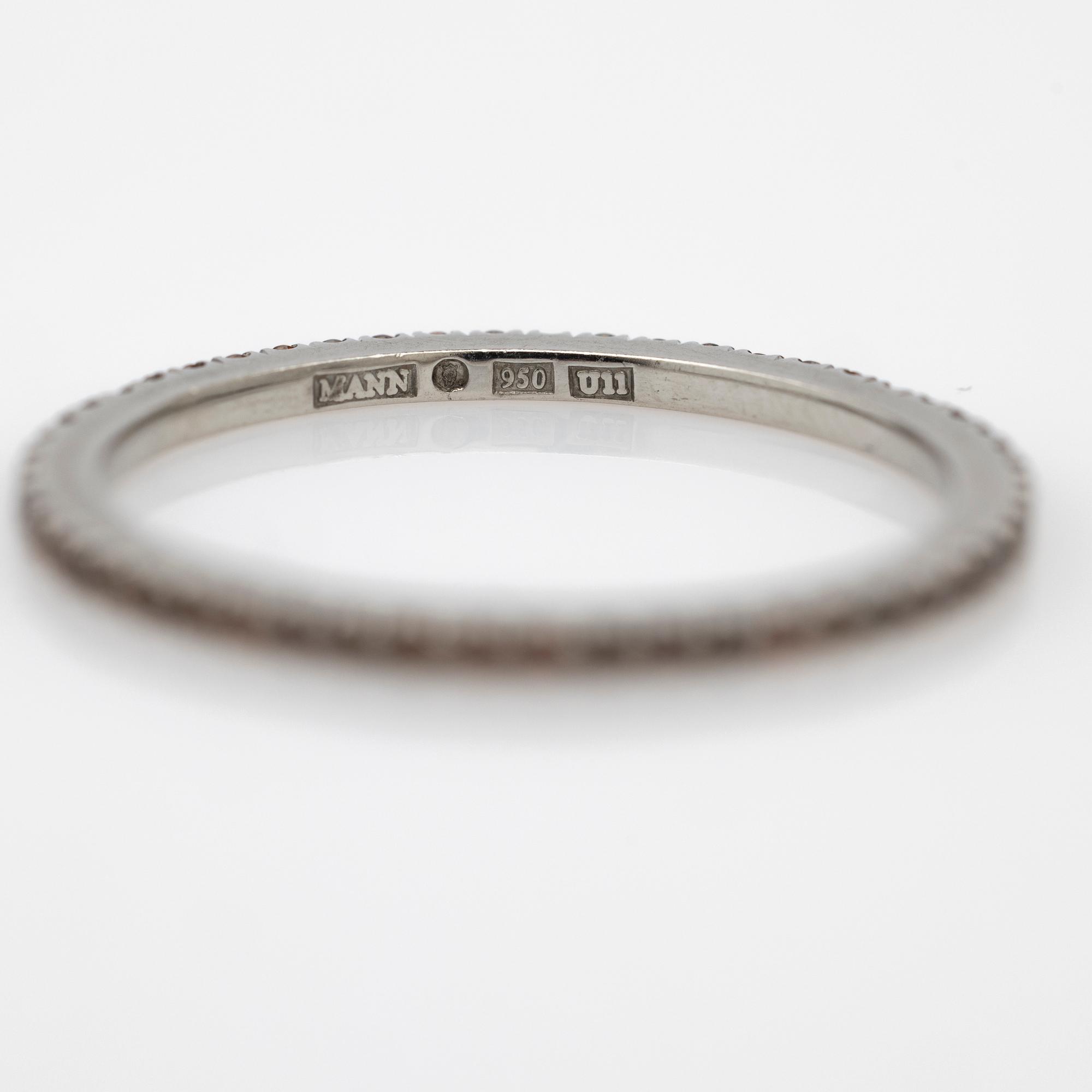 Ring, platinum with brown diamonds.
