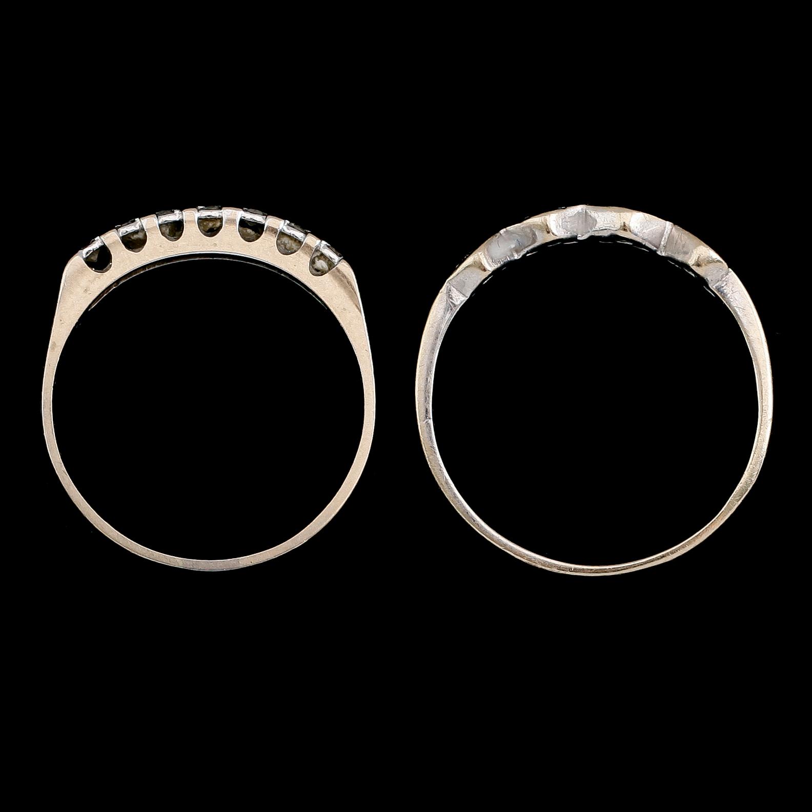 RINGAR, 2 st, 18 k vitguld, en med diamanter. Vikt ca 4 g.