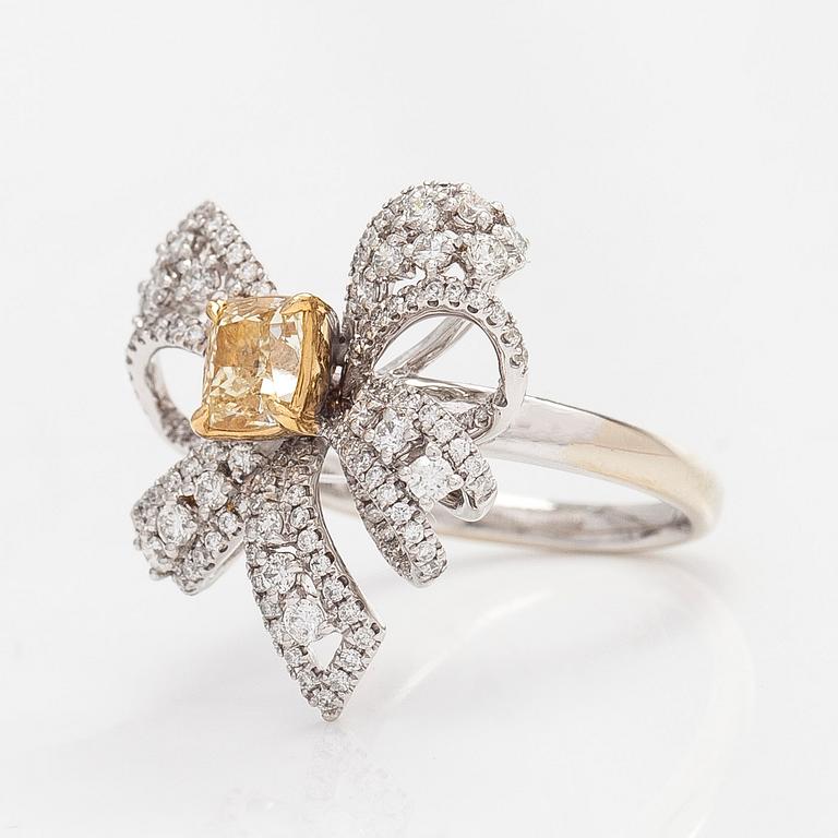 Ring, rosett, 18K vitguld, med gul kuddslipad diamant samt klara briljantslipade diamanter.