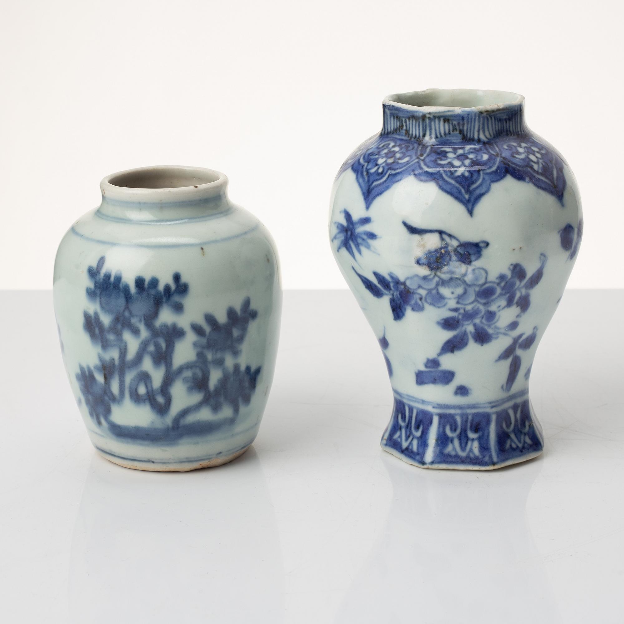 Two blue and white jars, 17th century.