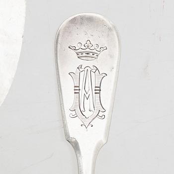 A silver server and six spoons, marks of Grachev, St Petersburg, and Helsingfors Juvel- och Filigranab, respectively.