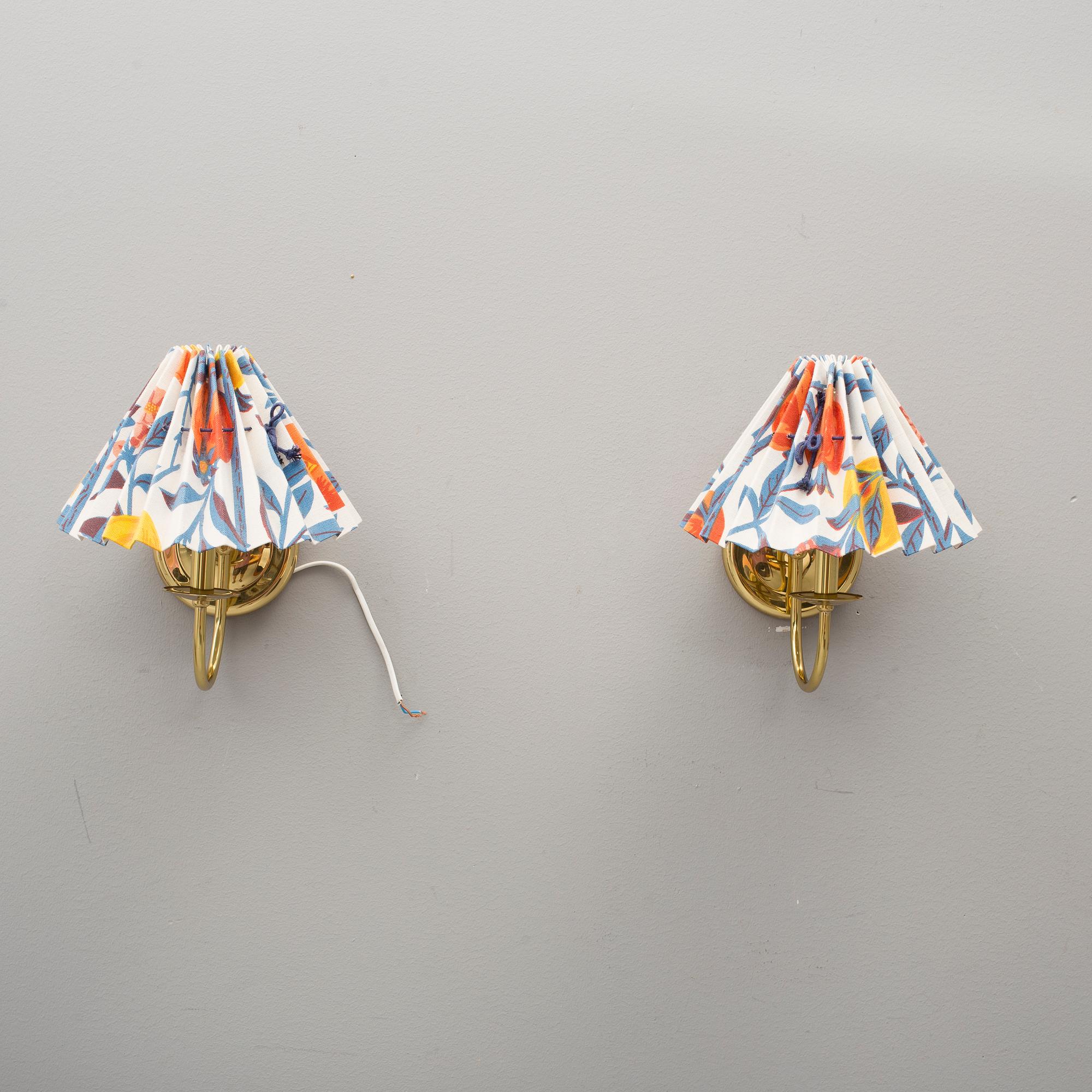 VÄGGLAMPOR, ett par, 1900-talets fjärde kvartal.