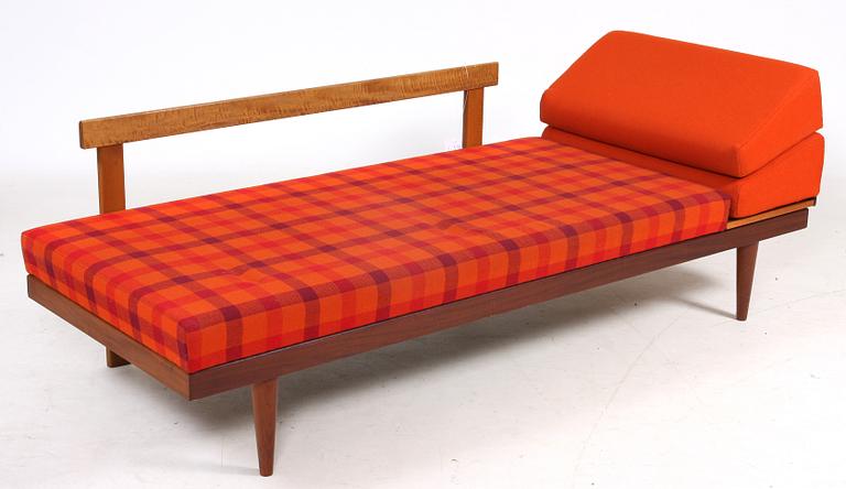 DAGBÄDD samt HÖRNBORD, märkt "Svane", 1900-talets mitt, Norge.