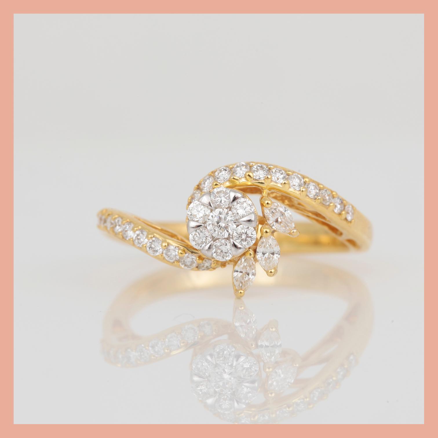 RING, 18K guld med olika slipade diamanter, tot ca 0,48 ct. Total vikt ca 4,30 g.