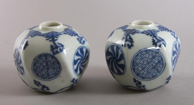 BOJANER, ett par, porslin, Kina.