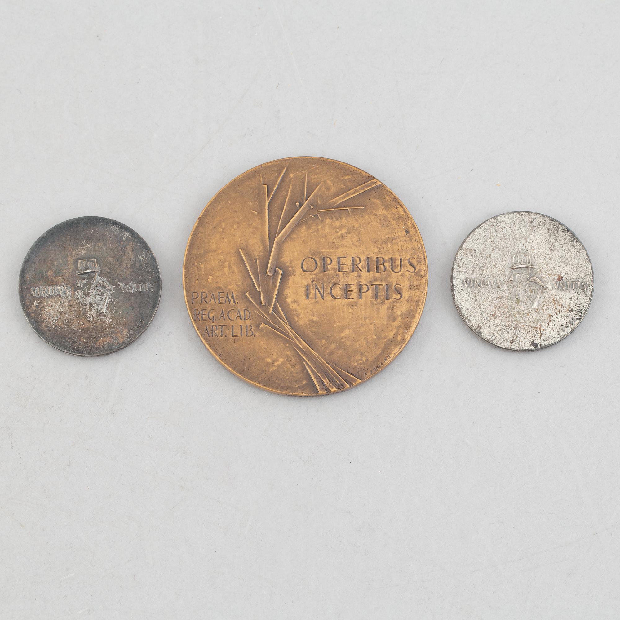 Arne Jones, Medaljer 3 st.. bl a "Gustaf VI Adolf",.