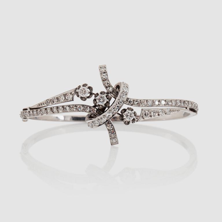 A bracelet with single- and brilliant-cut diamonds. Total carat weight circa 2.70 cts.