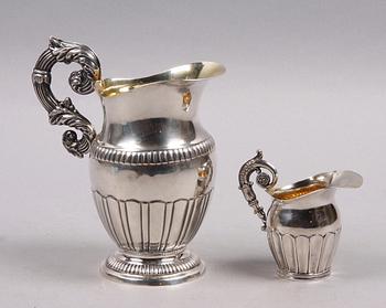MJÖLK- RESP GRÄDDKANNA, 2 st, empire, Mattias Helén, Västervik resp Gustaf Folcker, Stockholm. 1845 resp 1844.